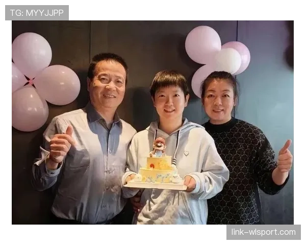 孙颖莎拎着菜市场塑料袋转身那只小包像在嘲笑我的存折 孙颖莎拎着菜市场塑料袋转身那只小包像在嘲笑我的存折